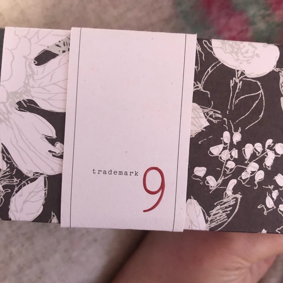 Lollia by Margot elena 4oz Shea butter handcreme in classic petal - Picture 5 of 8